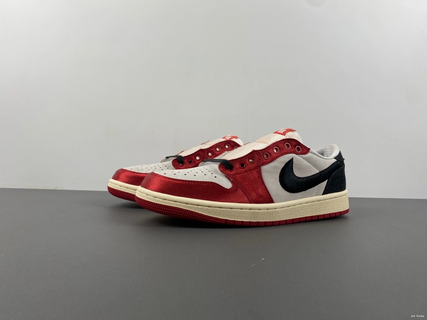 Room OG Air Low 1 Trophy Jordan FN0432-100 0114